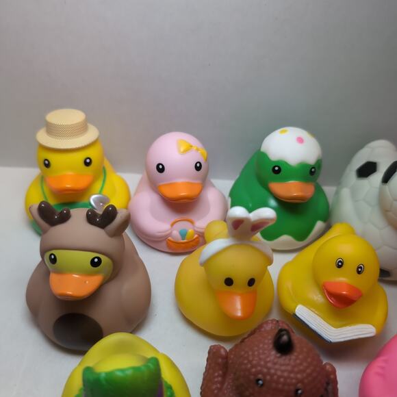 Lot Of 24 Rubber Ducks Jeep Ducking Miscellaneous Holiday Sport Glitter Party - Picture 11 of 16